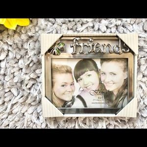 New with tag “FRIENDS” METAL FRAME holds 6x4 photo